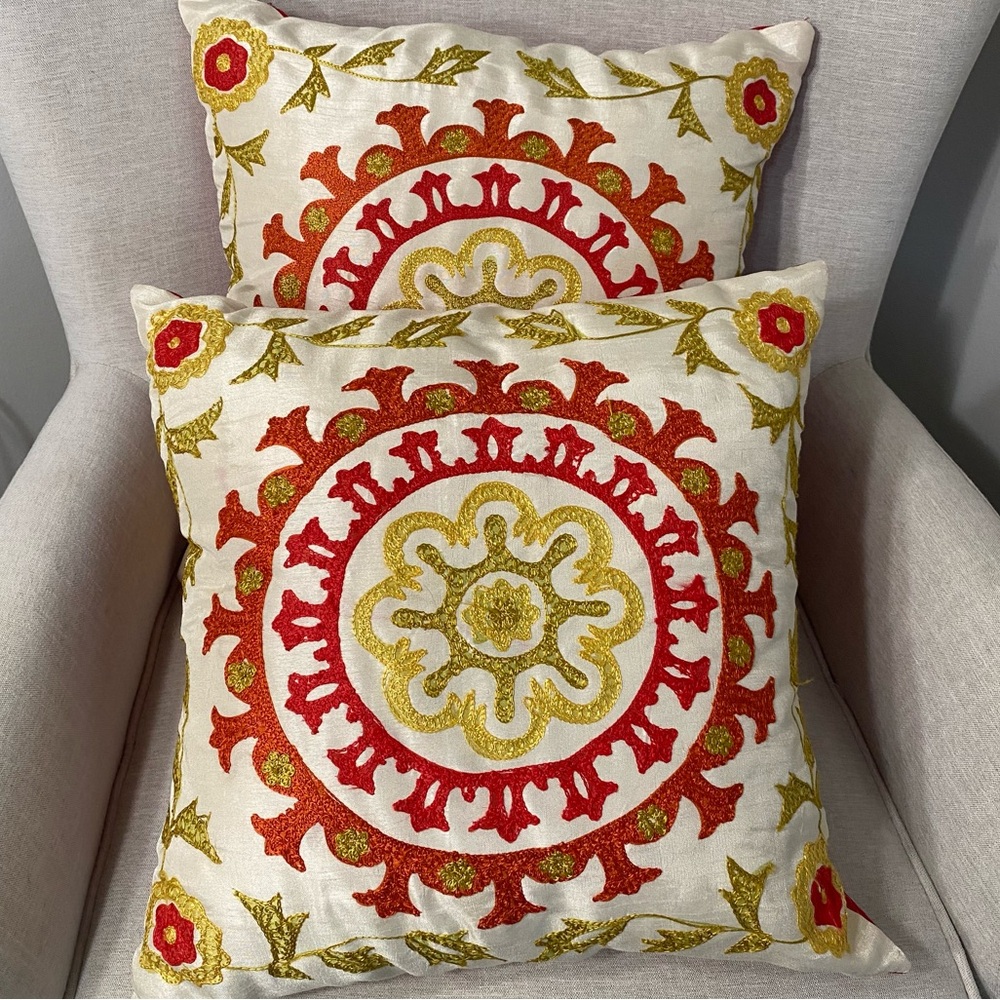 Pier 1 Ecru Red Orange Green Crewel Medallion Accent Pillows Set Of 2‎ - 16 X 16